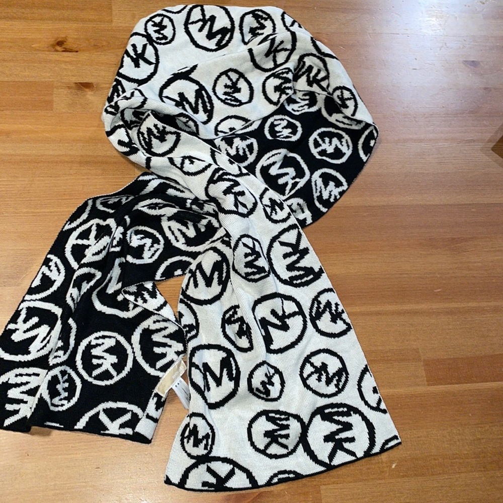 Micheal Michael Kors black and white circle logo knit crochet reversible scarf